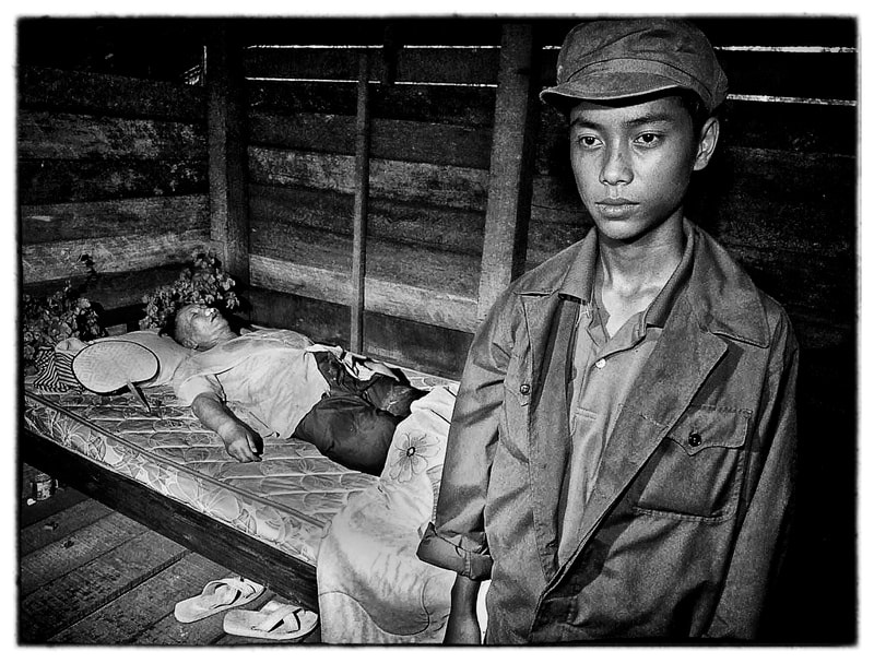 Khmer Rouge soldiers with Pol Pots body